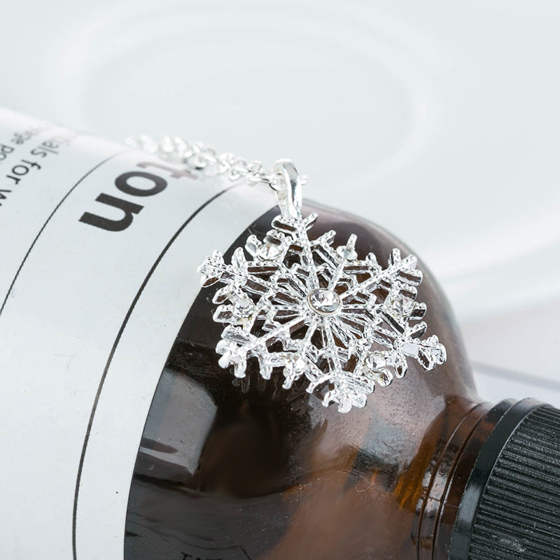 Fashionable Snowflake Diamond Necklace